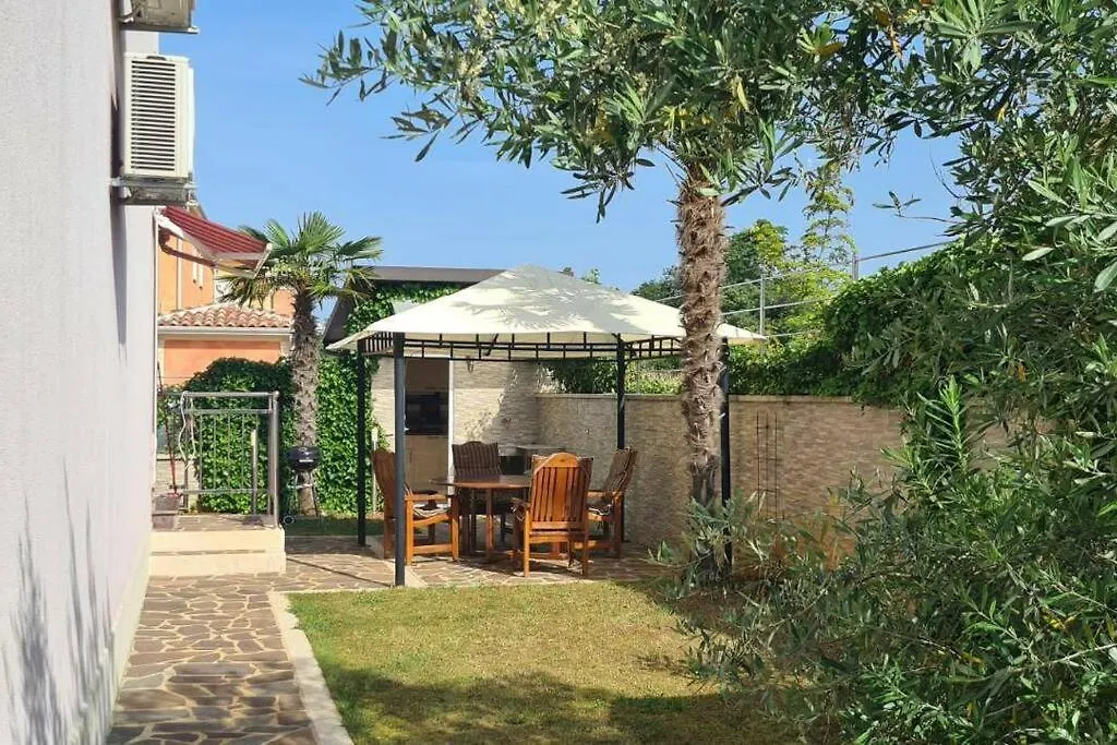 Apartament Remca W/ Private Yard + Parking Karigador